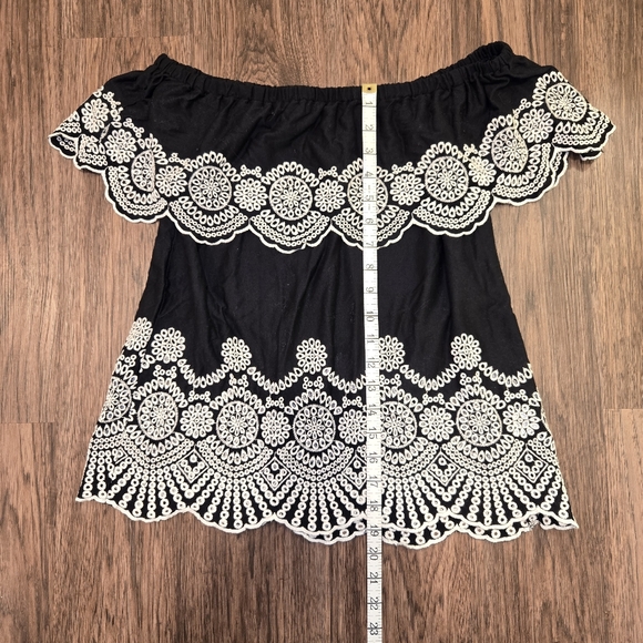 Flowy Black & White Lace Top - Picture 4 of 5